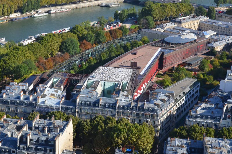 Άποψη ματιών πουλιών από τον πύργο Musee du quai Branly Ζακ Σιράκ του Άιφελ στοκ εικόνα με δικαίωμα ελεύθερης χρήσης